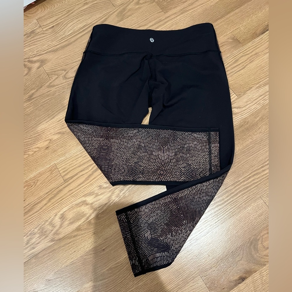 LULULEMON Crop leggings - pattern front with black back size 8